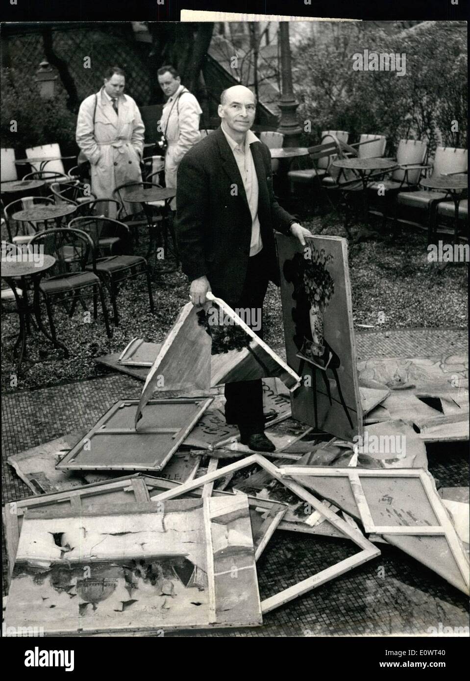 Avril 04, 1964 - Le Self-Burning : Peintre Peintre Leonid Fridman présentera son dernier travail à partir du 1er avril prochain à l'Atelier 22 à Matignon Herald son show. Il a décidé de brûler tous ses tableaux qui saisit et ne correspond pas à sa conception actuelle de la police préfet interdit la ''Autodafe'' et Fridman est allé dans le jardin du Moulin de La Galette à l'aide d'une scie et un couteau et consciemment détruit nombre de ses peintures. OPS/ Peintre Leonor Fridman endommager ses peintures. Banque D'Images