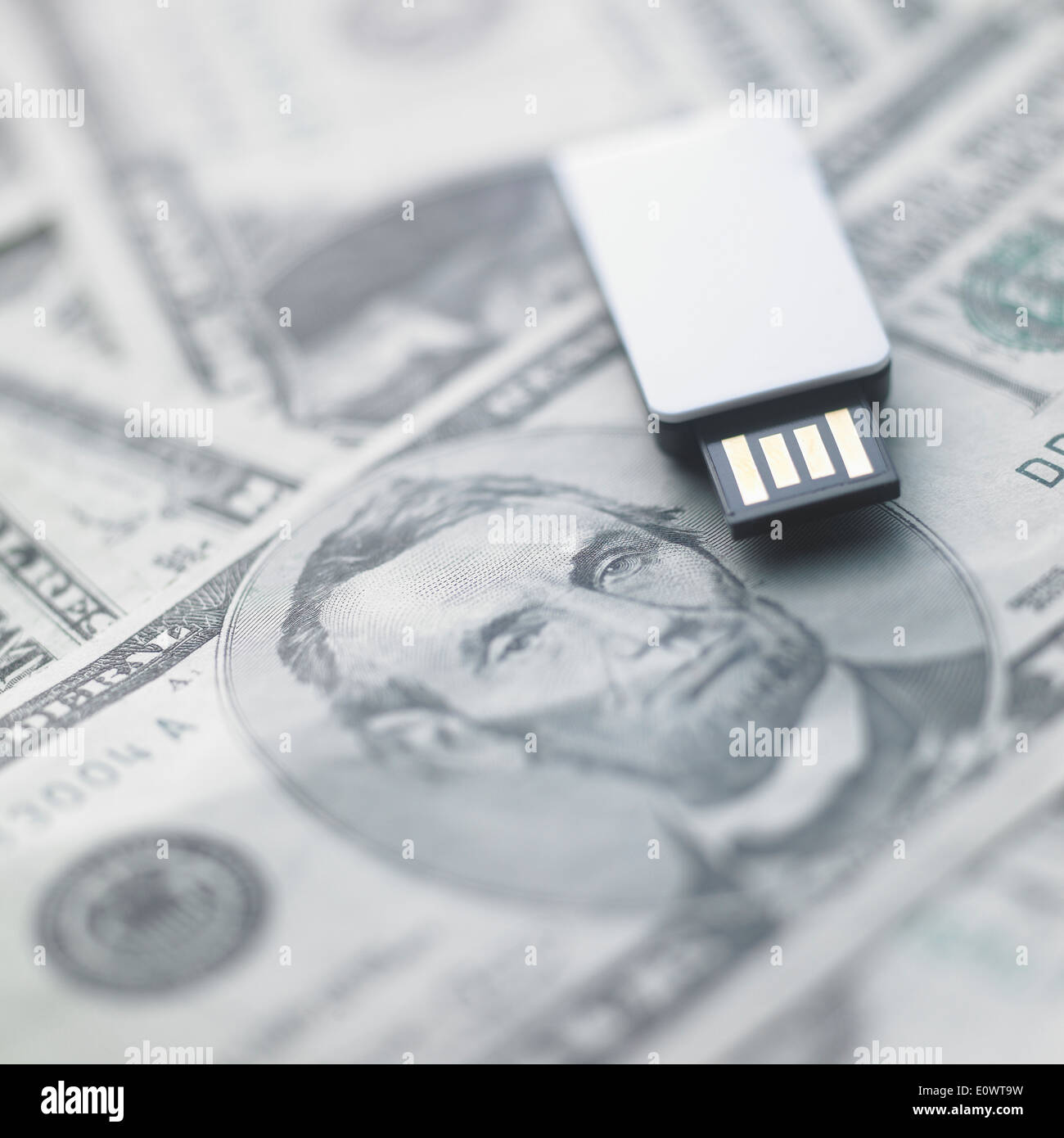 Une pile de billets de banque en vertu d'une carte mémoire USB Banque D'Images