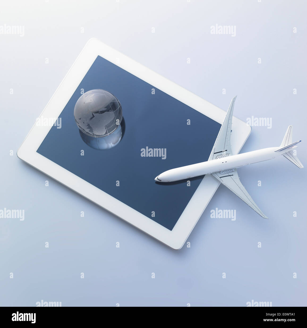 Un avion et une bille de verre sur une tablette Banque D'Images