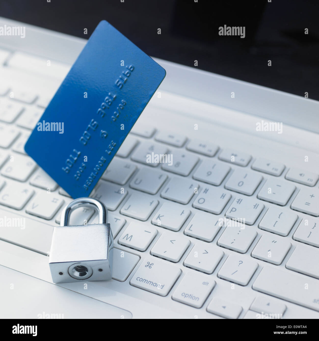 Une carte de crédit et d'un verrou sur un ordinateur portable Banque D'Images