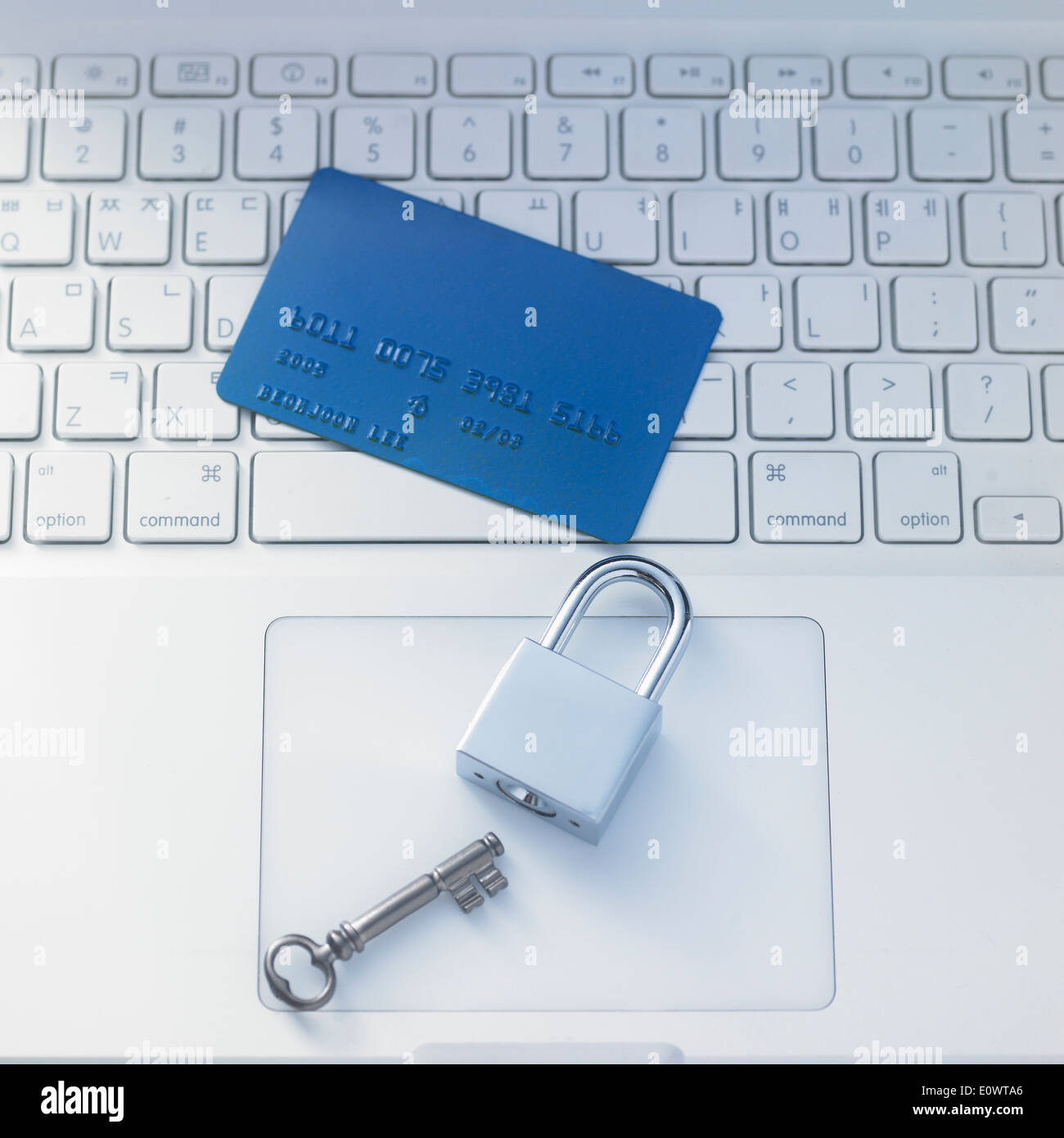Une carte de crédit et d'un verrou sur un ordinateur portable Banque D'Images