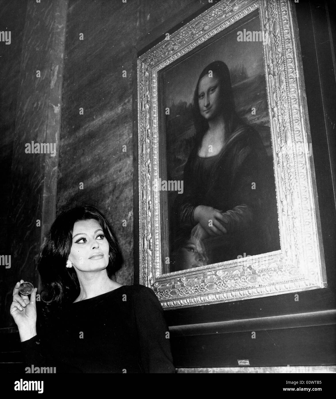 L'actrice Sophia Loren admirant le 'Mona Lisa' Banque D'Images