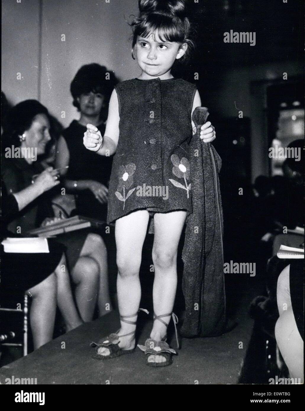Le 26 février 1964 - Haute Couture pour les enfants. À Paris, le centre  européen de la mode, la nouvelle collection pour les jeunes, c'est pas  oublié non plus dans la turbulente
