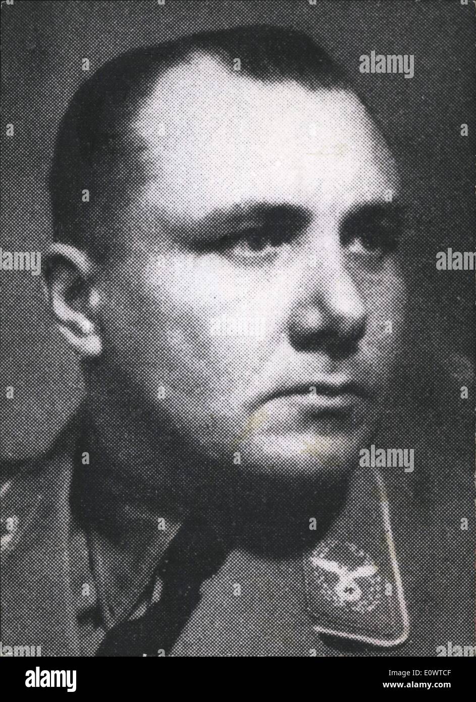 Mar. 03, 1964 - Sur la photo est leader Nazi Martin Bormann, dont le sort n'était pas claire au moment de la prise de vue. Le capitaine Henrich Luthe désarme la bombe trouvée à Berlin Banque D'Images