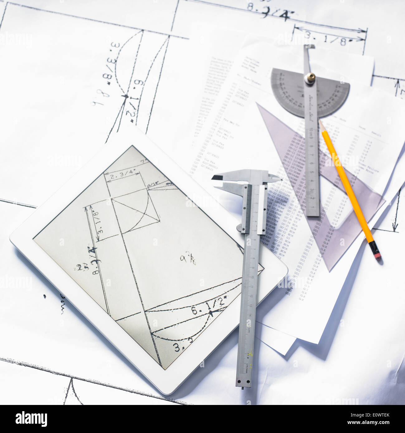 Un ensemble d'outils de l'architecte et d'une tablette Banque D'Images