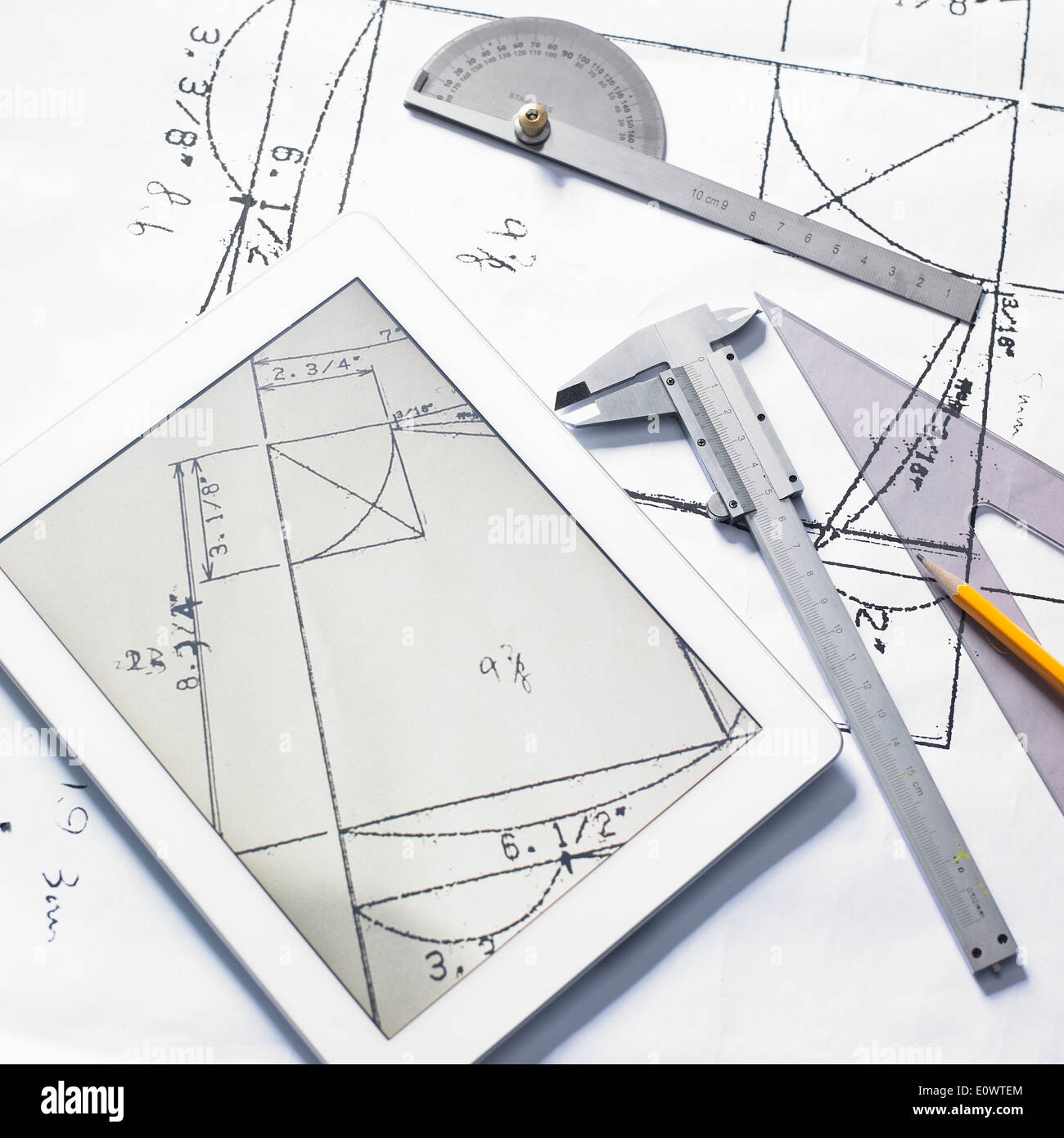 Un ensemble d'outils de l'architecte et d'une tablette Banque D'Images