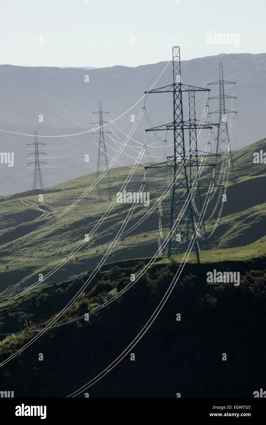 Les lignes de transmission de puissance et les pylônes, Belmont Regional Park, Wellington, Nouvelle-Zélande Banque D'Images