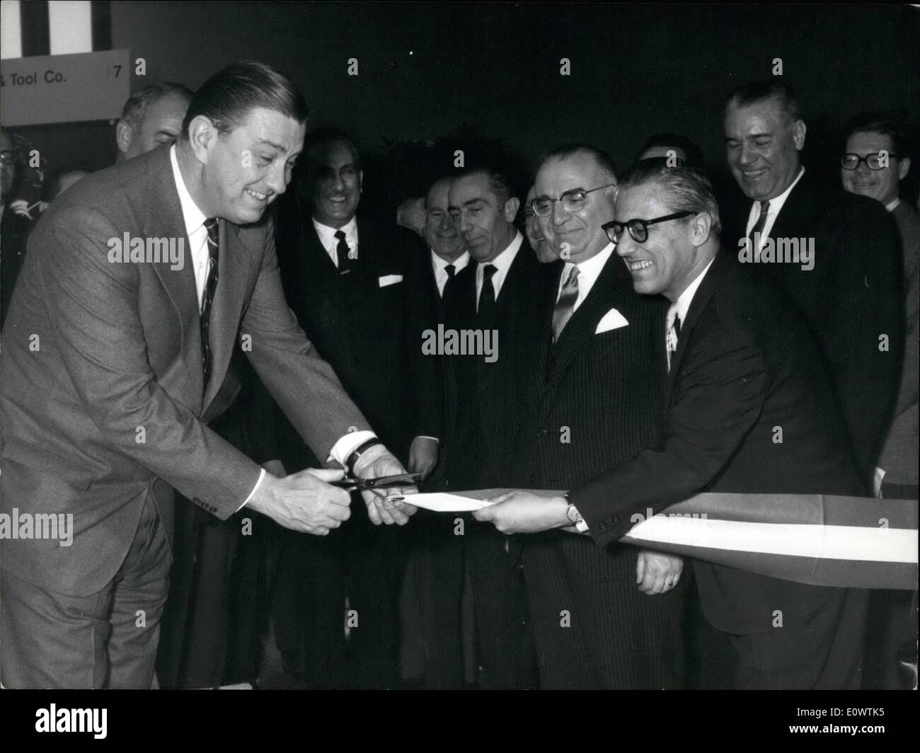Avril 04, 1964 - à l'exposition industrielle de Milan, le centre commercial des États-Unis a été inaugurée par le sous-secrétaire du Commerce des États-Unis, Franklin Delano Roosevelt, Jr., fils du président défunt. Banque D'Images Avril 04, 1964 - à l'exposition industrielle de Milan, le centre commercial des États-Unis a été inaugurée par le sous-secrétaire du Commerce des États-Unis, Franklin Delano Roosevelt, Jr., fils du président défunt. Banque D'Images