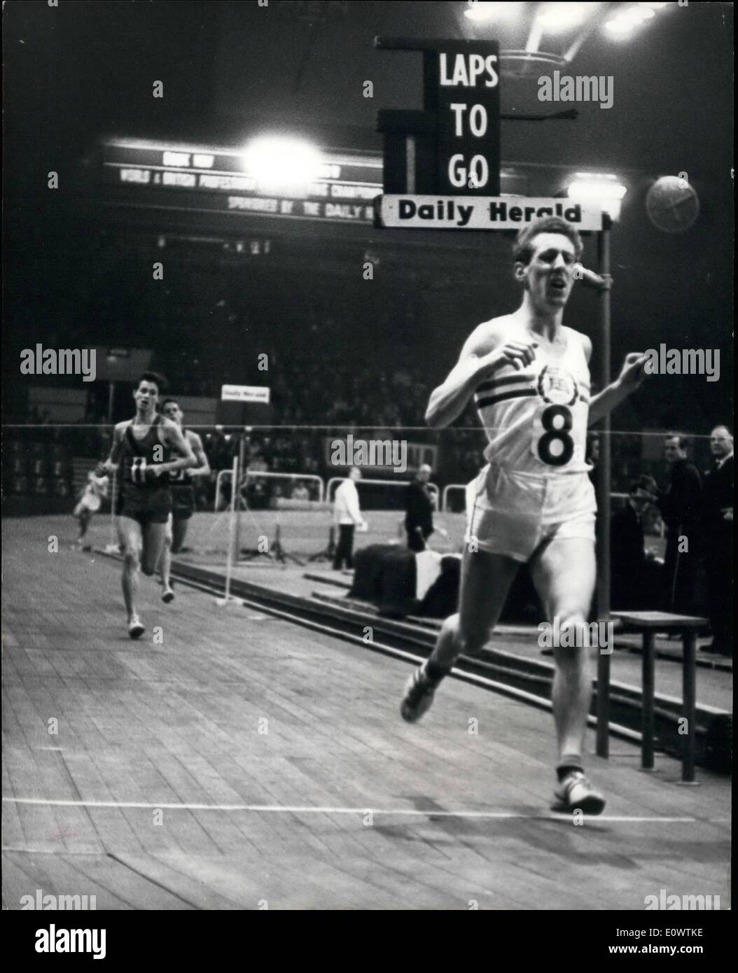 Avril 04, 1964 - La ''roi de la piscine les voies''. 22-year-old Loughborough College student formation physique John Whetton couronnée d'une saison très réussie sur la piste d'athlétisme en remportant le 800 mètres, 1 000 mètres et 2 000 mètres dans le match à Wembley entre la Grande-Bretagne et la Finlande. Maintenant il va faire le maximum pour se mettre en forme pour l'athlétisme en plein air avec son dévolu sur les Jeux Olympiques de Tokyo. Photo montre :- John Wetton courses pour la victoire dans le 2 000 mètres à Wembley le samedi. Banque D'Images