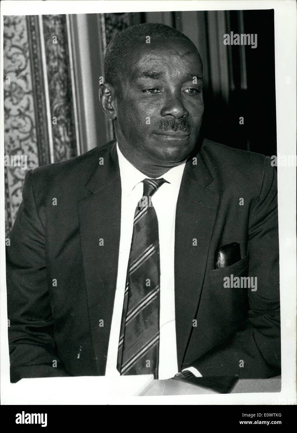 Avril 04, 1964 - une nouvelle nation africaine est né. Il a été annoncé aujourd'hui que le Tanganyika et l'île de Zanzibar, à 22 miles au large de la côte du Tanganyika ont fusionné pour former une nouvelle nation dont elle est déclarée doit être exécuté à partir de la capitale de Tanganyikan Dar-Es-Salaam. Le président Nyerere de Tanganyika payé une visite surprise à Zanzibar, et a signé des articles de l'union avec le Président Abeid Karume, qui est devenu président, il y a trois mois après la révolution avait déposé le Sultan à une réunion secrète. Montre Photo : Stock photo de Abeid Karume, Président de Zanzibar. Keystone Banque D'Images