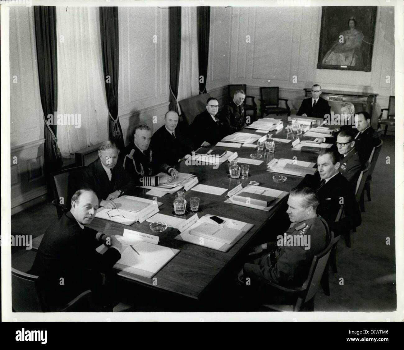 Avril 04, 1964 - Sir Henry Hardman le sous-secrétaire permanent ; les deux suivantes sont des secrétaires, puis chef d'état-major de la Marine & Premier SeaLord, l'amiral Sir David Luce ; Ministre de la Défense pour la Marine royale, (Vice-président du Conseil de la Marine.) La RT. L'honorable Comte Jelicoe Permanent ; Le sous secrétaire d'État à la défense (R.A.F.) Julian Ridsdale, député Chef du personnel de l'aviation, l'Air Chief Marshall Sir Charles Elwcrthy et chef de l'état-major général, le général Sir Richard Hull. Banque D'Images