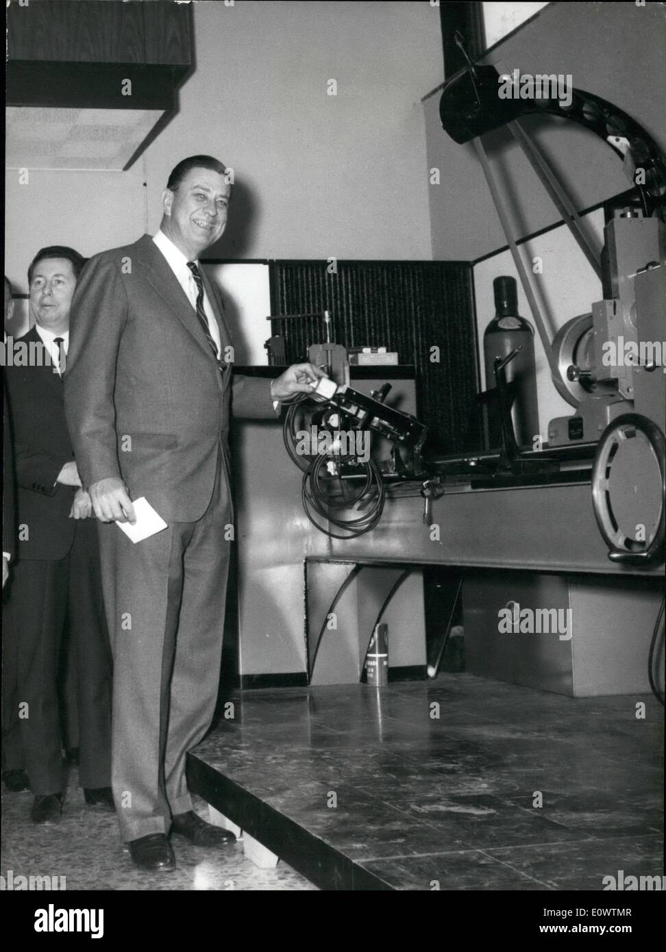 Avril 04, 1964 - Ce matin, à l'exposition industrielle de Milan, le centre commercial des États-Unis a été inaugurée par le sous-secrétaire du ministère américain de l', Franklin Delano Roosevelt Jr. le fils du défunt président de U.s. de nombreuses autorités italiens et américains étaient présents à la cérémonie. Banque D'Images Avril 04, 1964 - Ce matin, à l'exposition industrielle de Milan, le centre commercial des États-Unis a été inaugurée par le sous-secrétaire du ministère américain de l', Franklin Delano Roosevelt Jr. le fils du défunt président de U.s. de nombreuses autorités italiens et américains étaient présents à la cérémonie. Banque D'Images