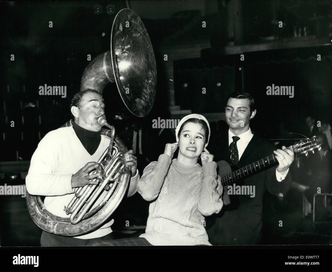 Mar. 03, 1964 - Sérénade pour Geraldine Chaplin : La fille de Charlie Chaplin est résidant actuellement à Paris où elle enderared au public français. Elle a été l'enregistrement d'une émission de radio pour la station de radio commerciale au Cirque Medrano et pour l'occasion qu'elle avait en tant que guest-star clown Achille Zavatta. L'émission de radio a été présenté par Samplon Bouglione. Photo montre Geraldine Chaplin ne semble pas bénéficier de la sérénade qui lui a été donné par Achille Zavatta (l) et Sakmpion Bouglione. Banque D'Images