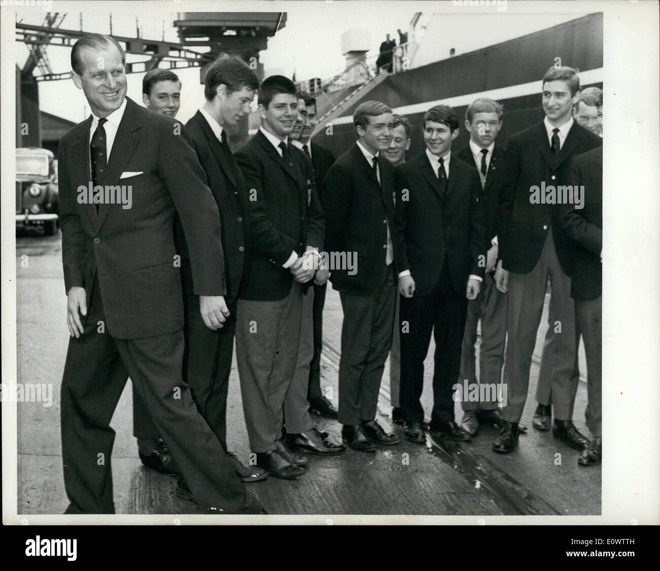 Mar. 03, 1964 - Le Prince Philip satisfont aux exigences canadiennes Rugger joueurs sur une visite du nouveau navire à moteur ''Ferry'' en gaélique à Tilbury Docks Banque D'Images