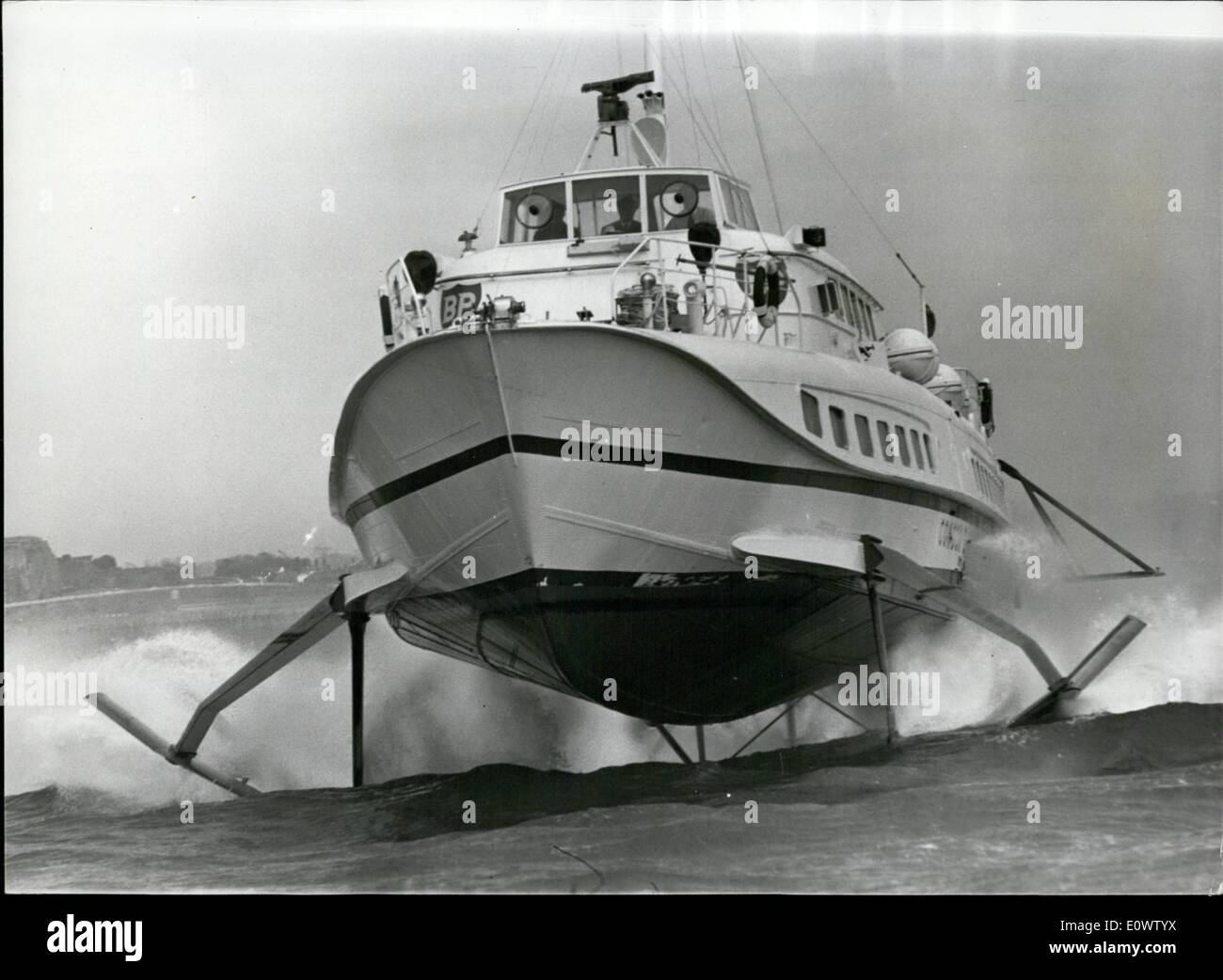 Avril 04, 1964 - Hydrofoil a essai dans le canal : montrant l'épreuve  autour de l'îles Channel hier a été la première des îles Britanniques  hydroptère de transport de passagers, dont le