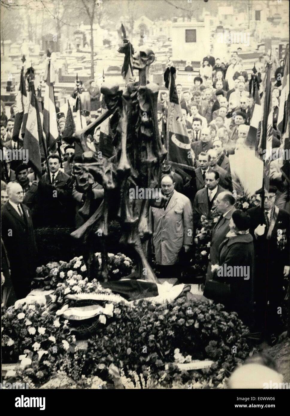 Avril 05, 1964 - Ce matin, à l'Pere-Lachaise, un monument à la mémoire des martyrs de Buchenwald a été dévoilé. Il a été sculpté par Louis Bancel. Banque D'Images