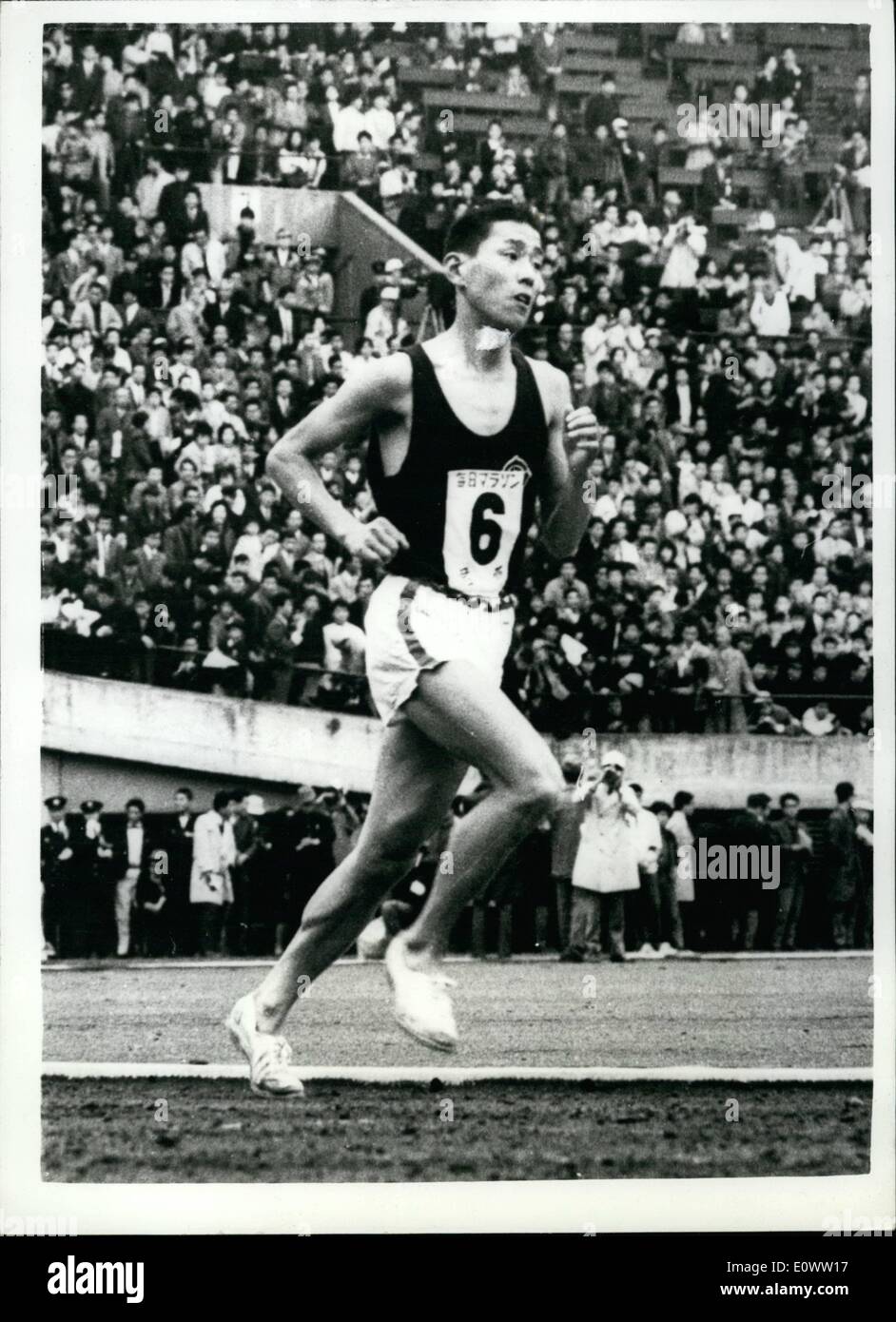 17 avril 1964 - Tokyo, Japon runner bat le record du marathon olympique : Kenji Kimihara, champion du Japon, coureur de marathon a établi un nouveau record le week-end dernier pour les 42 195 km, avec un temps de 2h, 17min, 11,4 secondes. 75 porteur part à la course qui a commencé et terminé dans le stade olympique au cours qui sera utilisé dans les prochaines Jeux olympiques de Tokyo. En dépit de problèmes avec sa hanche, Kimihara terminé à 400 mètres d'avance sur le second. Photo montre Kenji Kimihara entre dans le Stade Olympique de Tokyo sur le dernier tour de son dossier. Banque D'Images