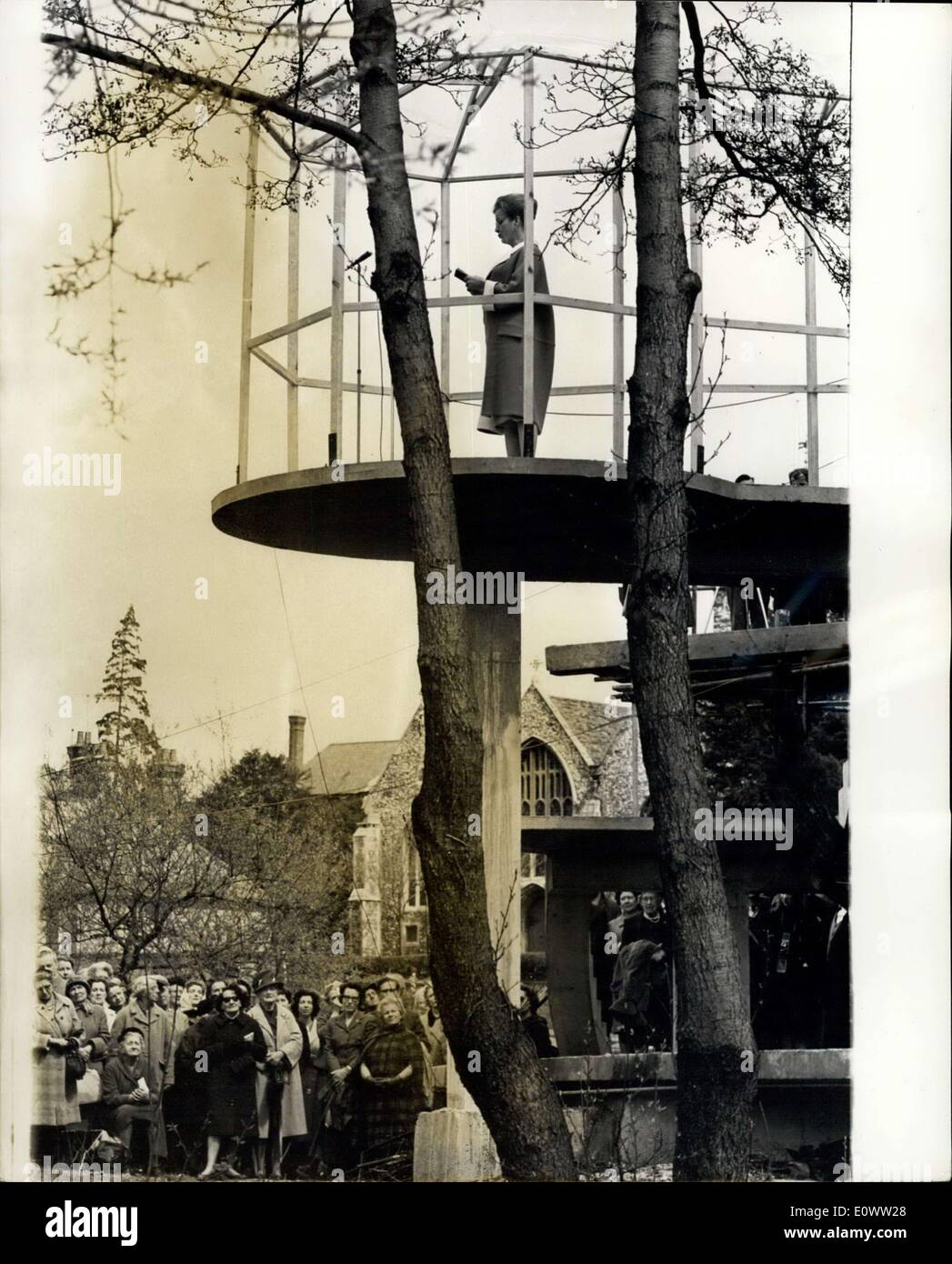 24 avril 1964 - l'anniversaire de Shakespeare commémoré à Guildford. : Hier, à l'ocassion du 400e anniversaire de la naissance de William Shakespeare, Viviel Leigh, Sir Michael Redgrave, Diana Wynyard et Robert Helpmann a donné une série de lectures forment les œuvres de Shakespeare, à l'inachevé, encore Yvonee Arnaud Theatre à Guildford. La photo montre l'actrice Diana Wynyard forme lit Shakespeare sonnets hier à Guildford. Banque D'Images