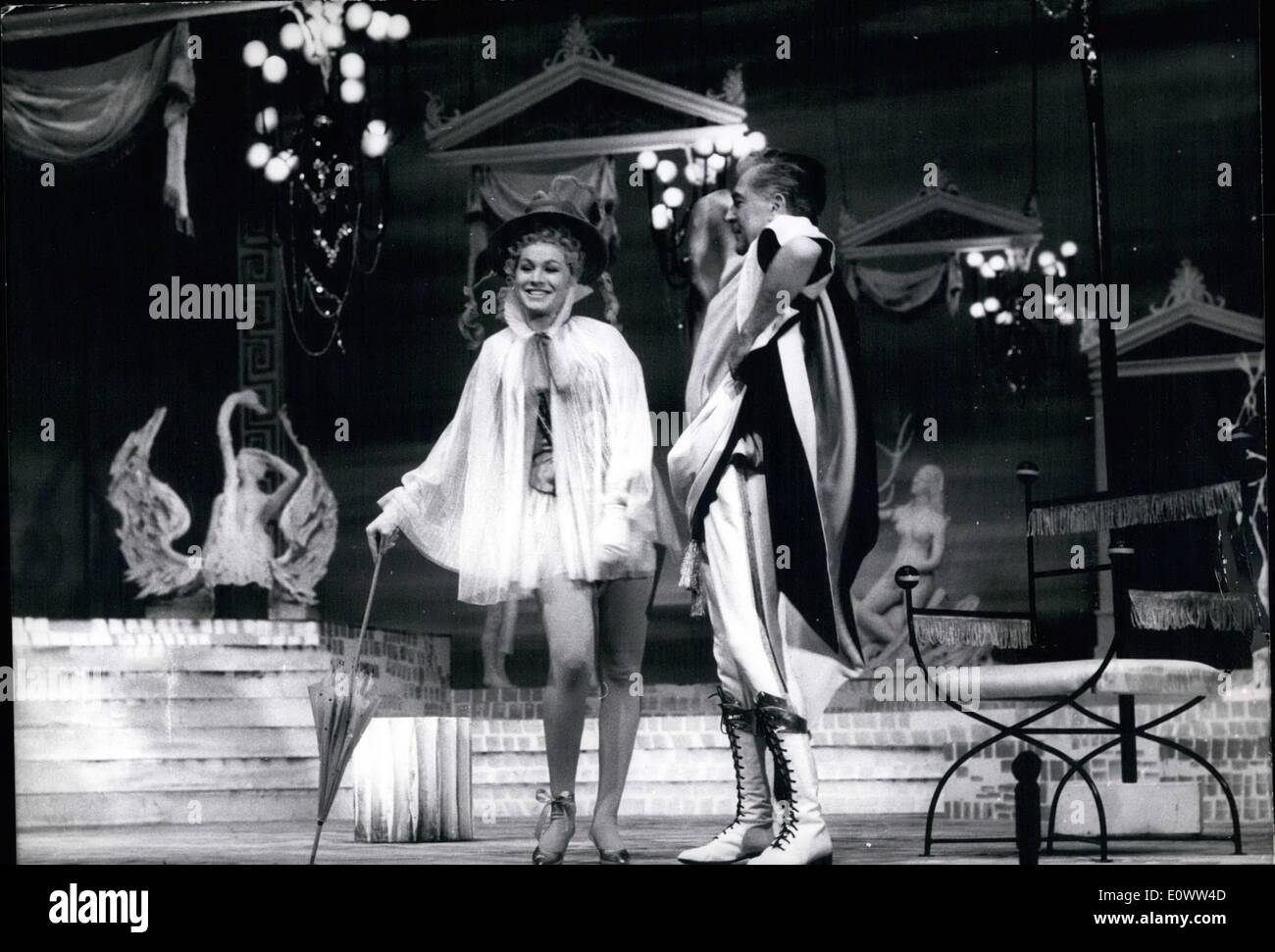 Mar. 03, 1964 - ''Phi-Phi''.....cette très belle comédie musicale de Henri Christine,m qui est la démonstration de la confusion dans le mariage d'un sculpteur, a le premier ministre dans le Deutsches Theater de Munich le 13 mars. 1964. Dans les parties principales il existe de voir Victor De Kowa comme sculpteur et Waltraut a pour sa jolie jeune femme. Banque D'Images
