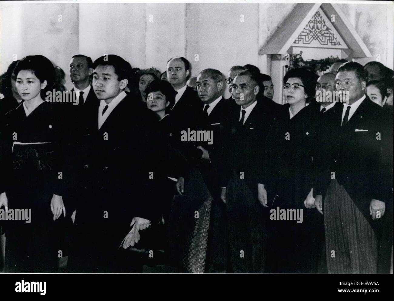 Mar. 03, 1964 - La Princesse Michiko et le prince héritier Akihito en premier plan à gauche et d'autres éminents et le corps diplomatique japonais participant à la fin de service Le roi Paul de Grèce s'est tenu à Tokyo's St. Nichols Church jeudi matin. Le Ministre des affaires étrangères, Masayoshi Ohira et son épouse sont indiqués dans l'extrême droite. Banque D'Images