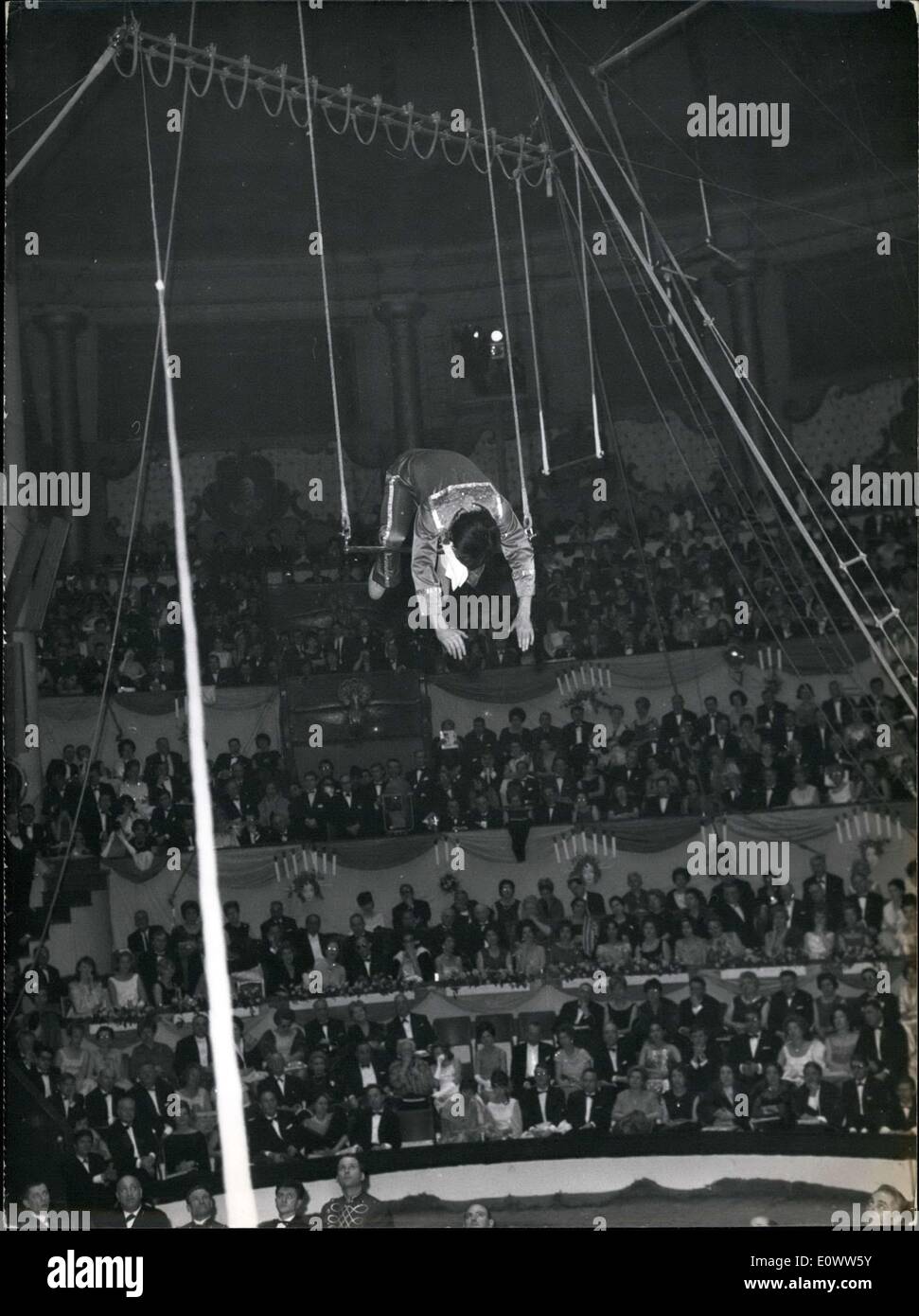 Mar. 07, 1964 - Le gala de l'Union des Artistes a eu lieu sous la tente de cirque d'hiver à Paris ce soir. Drouot, également connu sous le nom de ''Thierry la fronde,'' a accompli un acte. Banque D'Images