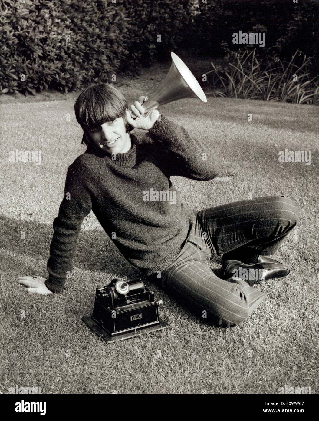 Membre des Beatles Ringo Starr à écouter un vieux enregistreur mégaphone à son domicile Banque D'Images