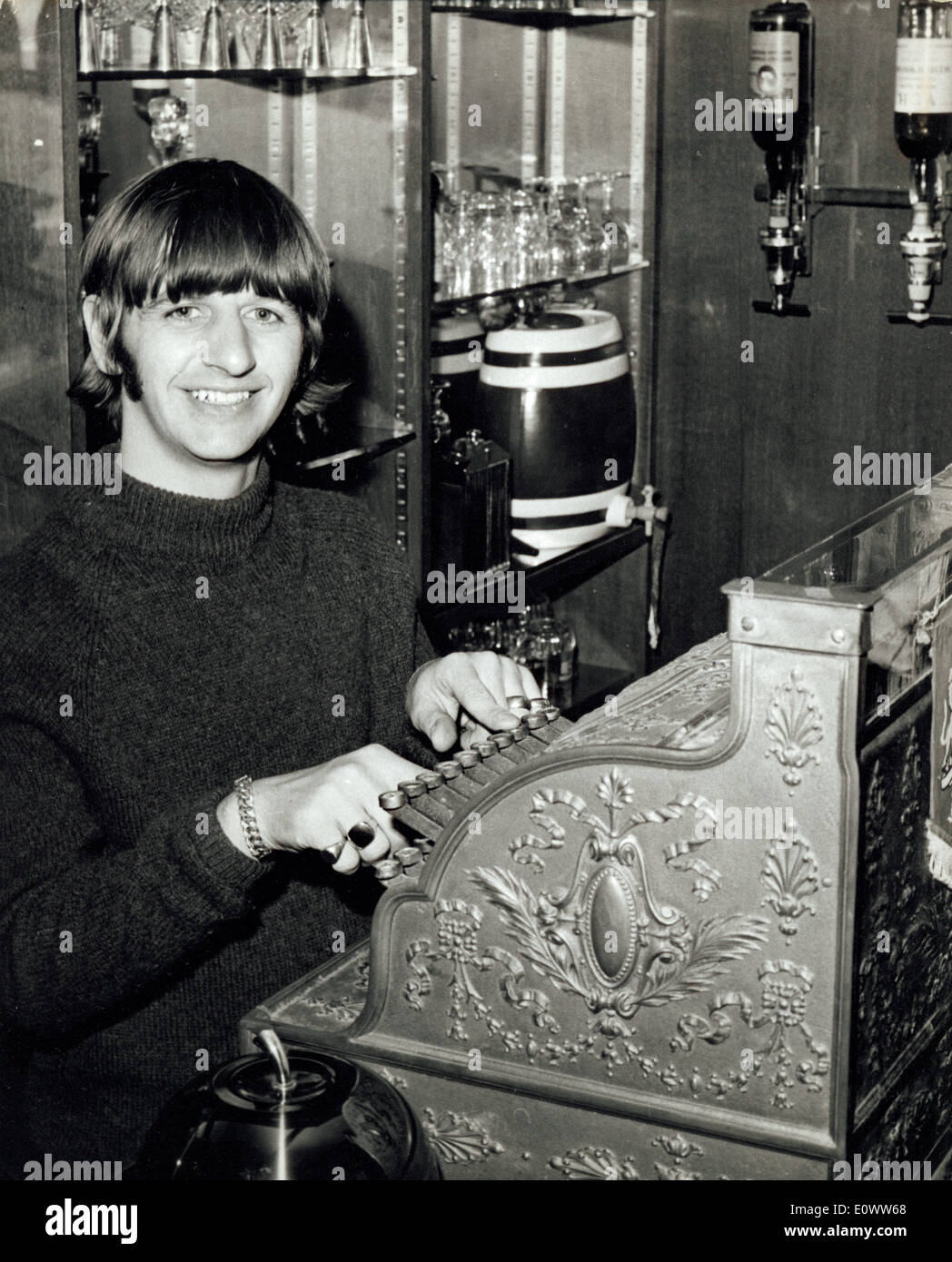 Membre des Beatles Ringo Starr jouant avec une ancienne caisse enregistreuse à sa maison bar Banque D'Images