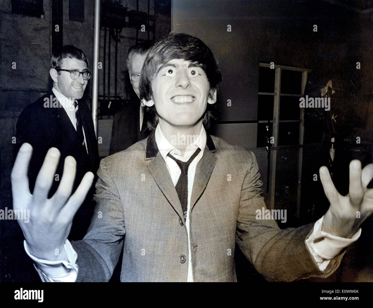 Beatle George Harrison avec de la cire à l'œil lors d'un tournage à Twickenham Studios Banque D'Images