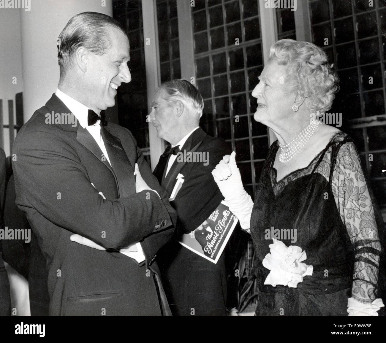 Le prince Philip avec Clementine Churchill lors d'une premiere Banque D'Images