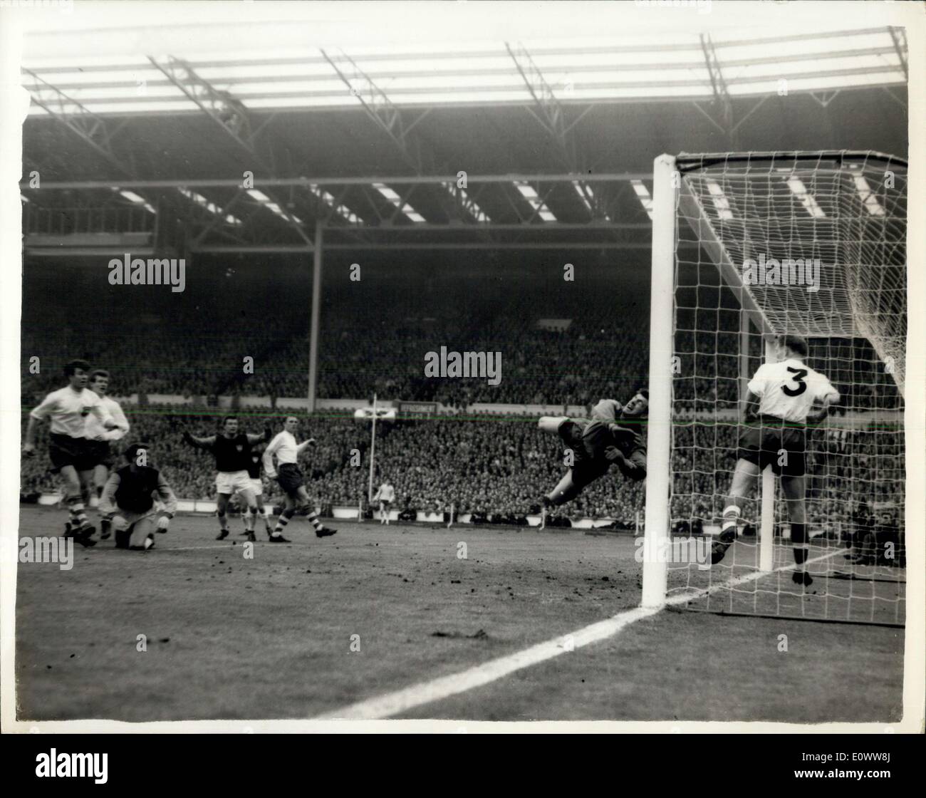 02 mai 1964 - Finale de la coupe d'aujourd'hui à Wembley West Ham gagne 3-2 contre Preston North End Photo montre : Hurst, West Ham à l'intérieur de gauche (vu sur ses genoux), marque son deuxième but de l'équipe en tant que gardien de Kelly Preston plongées dans une vaine tentative pour arrêter la balle d'entrer dans le filet. Banque D'Images