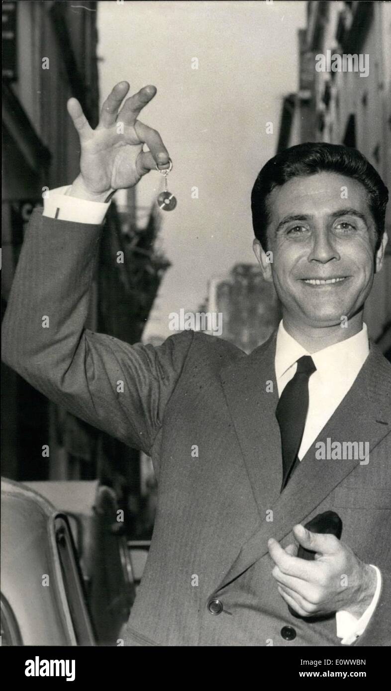 Mai 05 1964 La Plus Belle Chanteuse Francaise Gilbert Becaud Chaque Annee A Paris Un Tres Grand Nombre De Prix Litteraires Et Artistiques Sont Donnes Des Hotels Ou Restaurants