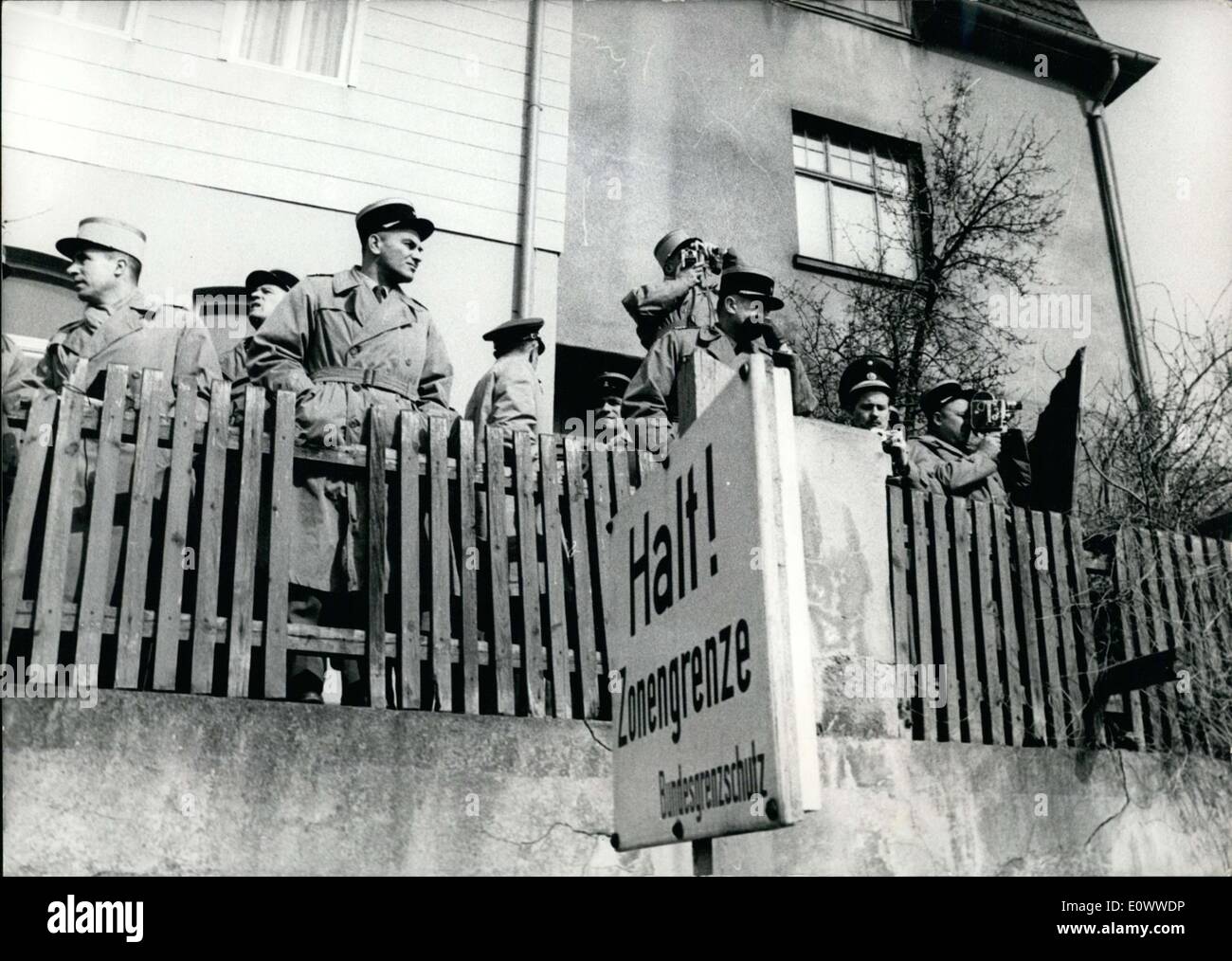 Mar. 14, 1964 - Quelques-unes des 150 officiers de l'Académie militaire de Paris sont représentés ici, le Hessian-Thuringian involontairement crossing zone frontière près de Philippsthal de mauvaise Hensfeld. Les officiers ont essayé de prendre des photos. Plus tard, un interprète a marqué rapidement les officiers ébahis de l'autre côté de la frontière. Banque D'Images Mar. 14, 1964 - Quelques-unes des 150 officiers de l'Académie militaire de Paris sont représentés ici, le Hessian-Thuringian involontairement crossing zone frontière près de Philippsthal de mauvaise Hensfeld. Les officiers ont essayé de prendre des photos. Plus tard, un interprète a marqué rapidement les officiers ébahis de l'autre côté de la frontière. Banque D'Images