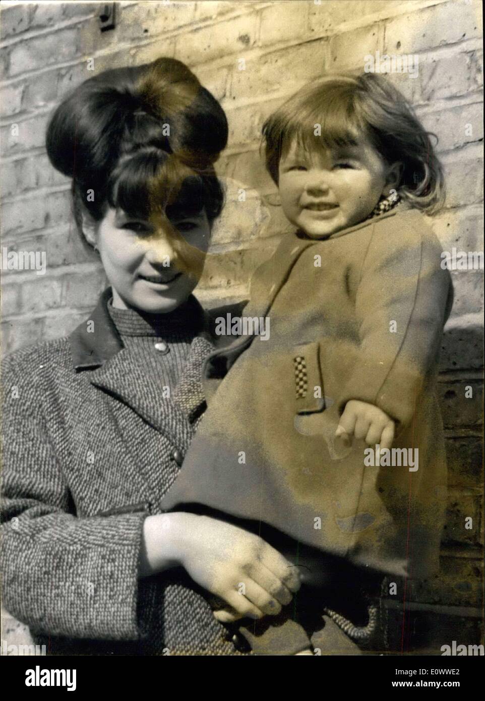 Le 17 mars 1964 - Ils ont envoyé le jour de la Saint Patrick Shamrock à Sa Majesté la Reine. Trèfle irlandais - formulaire spécialement effectué à Londres Dublin - a été livré ce matin à Sa Majesté la Reine - au palais de Buckingham -comme un geste d'amitié au nom de nombreux Irlandais en Grande-Bretagne et à l'étranger - à la famille royale. Le trèfle a consacré une grande spray - pour le nouveau-né Prince. Le trèfle a été envoyé à l'instigation de 20 ans Mme Jean Duane a West End store assistant - qui dorwarded au nom de ses deux ans Carol. Banque D'Images