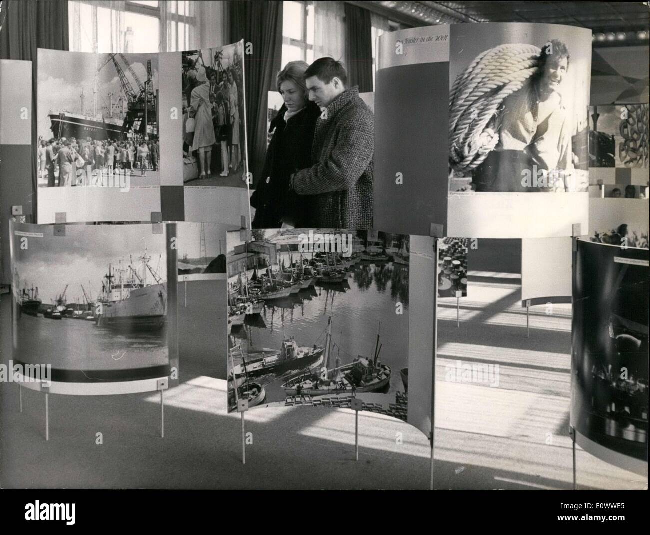 Mar. 17, 1964 - cette exposition. ouvert le 17 mars, célèbre le 20e anniversaire de la fondation de la République populaire de Pologne. Avec des images des domaines de l'industrie, l'agriculture, de la culture et des sports, le visiteur peut découvrir les merveilles de notre voisin ! Banque D'Images