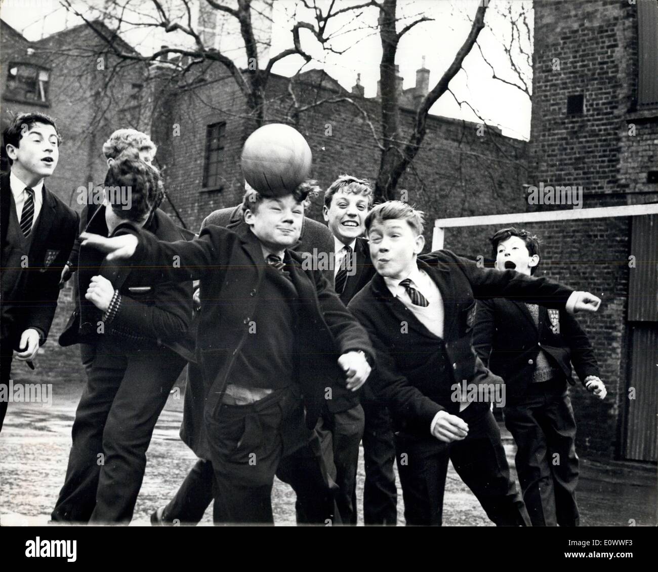 25 mars 1964 - 13 ans signe en tant que Footballeurs Professionnels : deux garçons blanchi autour sur la cour de l'école à Davenant Foundation Grammar School à Stepney hier, faisant de l'histoire du football. Pour à 13 ans, Terry Brisley et Dennis des fonds engagés ont été signés par Leyton Orient, à devenir les plus jeunes jamais pour rejoindre un club de la Ligue, après avoir été repéré par un talent scout dans une finale de coupe des écoliers. Les deux pèsent environ sept, en pierre et avec Terry 4 ft 7 1/2 ins et Dennis un pouce plus grand, ils sont probablement les plus petits joueurs à avoir signé Banque D'Images