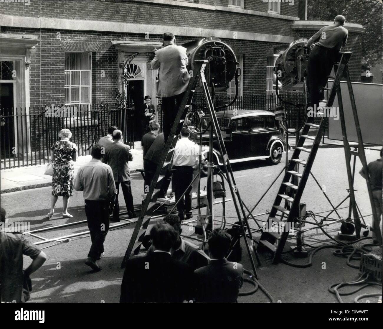 Juillet 07, 1964 - ''l'opération Crossbow'' le tournage de ce récit de guerre à Downing Street ce matin : ''l'opération Crossbow'' le plus important projet de film britannique à entreprendre au cours des dernières années a été mis en route ce matin, quand ils ont commencé le tournage à Downing Street. Le film est abourt mission alliés contre Hitler's V.1 et V Banque D'Images