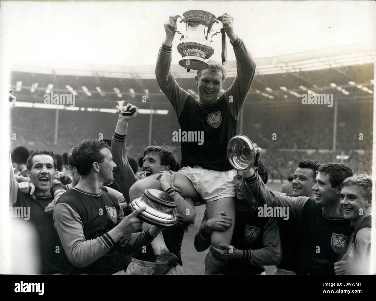 Mai 05, 1964 - West Ham United en finale de la coupe de la victoire 3-2 à Wembley contre Preston North End aujourd'hui : l'image montre : West Ham le capitaine Bobby Moore est présidé par ses coéquipiers comme il porte la tasse après la présentation à la fin de la partie. Banque D'Images