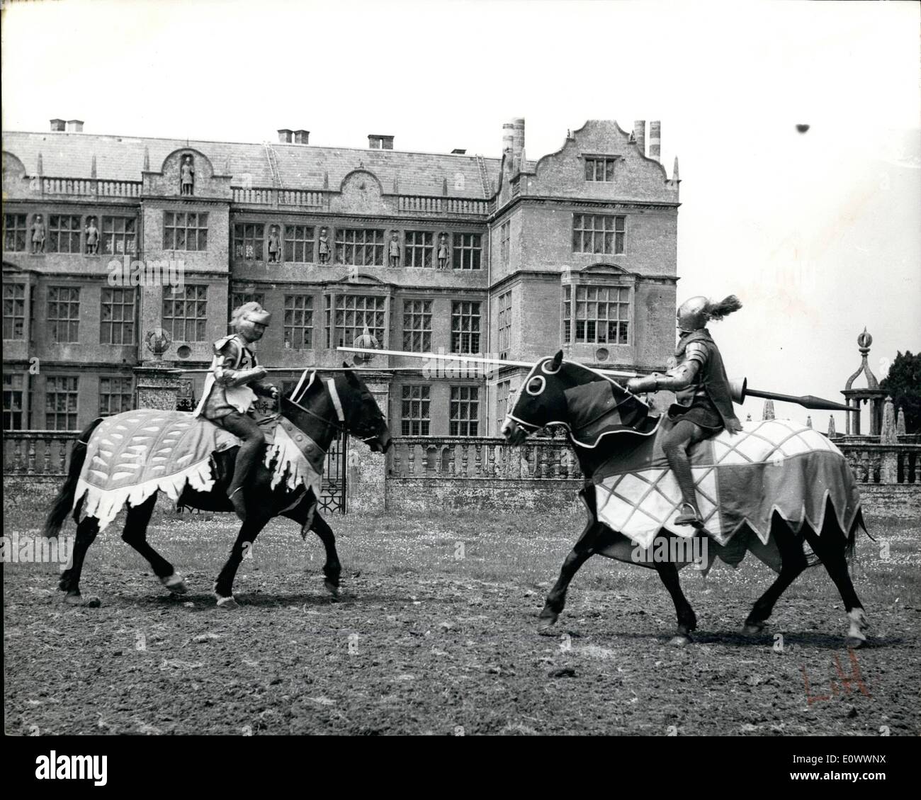 Mai 05, 1964 - - Joutes dans le Somerset. Bataille - Royal - de lances. : entre joutes chevaliers armés de lances et d'épées seront alors en Grande-Bretagne peu après 125 ans. Point à point haut Sept cavaliers se ''do'' bataille à l'Elizabethan Montacute House, Yeovil, Somerset le 27 juin. C'est toute la partie de l';livre un jour 2 500 tournoi sportif pour être exécutée par le National Trust. Complet avec dans la formation d'hier. Concours de joutes entre photo montre le Lieut. Michael Goodbody - et le Lieut. Ralph Cowdy - qui voit ici l'autre charge - complet avec lances et ''coshes'' -19th Banque D'Images