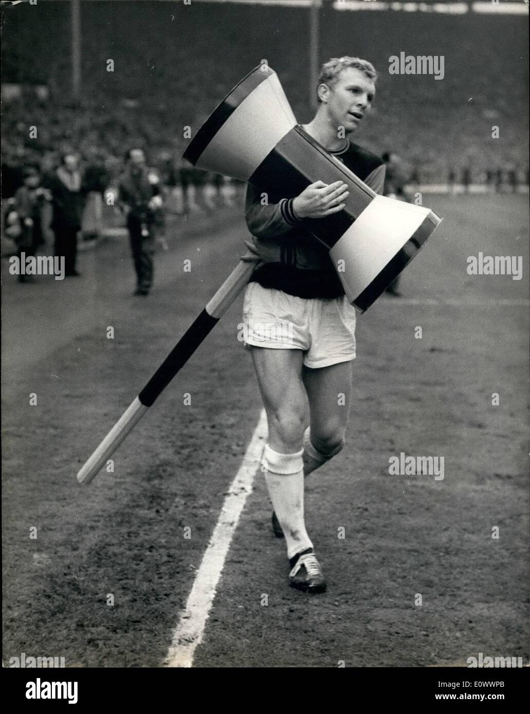 Mai 05, 1964 - West Ham United en finale de la coupe de la victoire 3-2 à Wembley contre Preston North End aujourd'hui. Photo montre West Ham Le Capitaine Bobby Moore est vu après le match tournant autour de l'emplacement avec un marteau géant. Banque D'Images