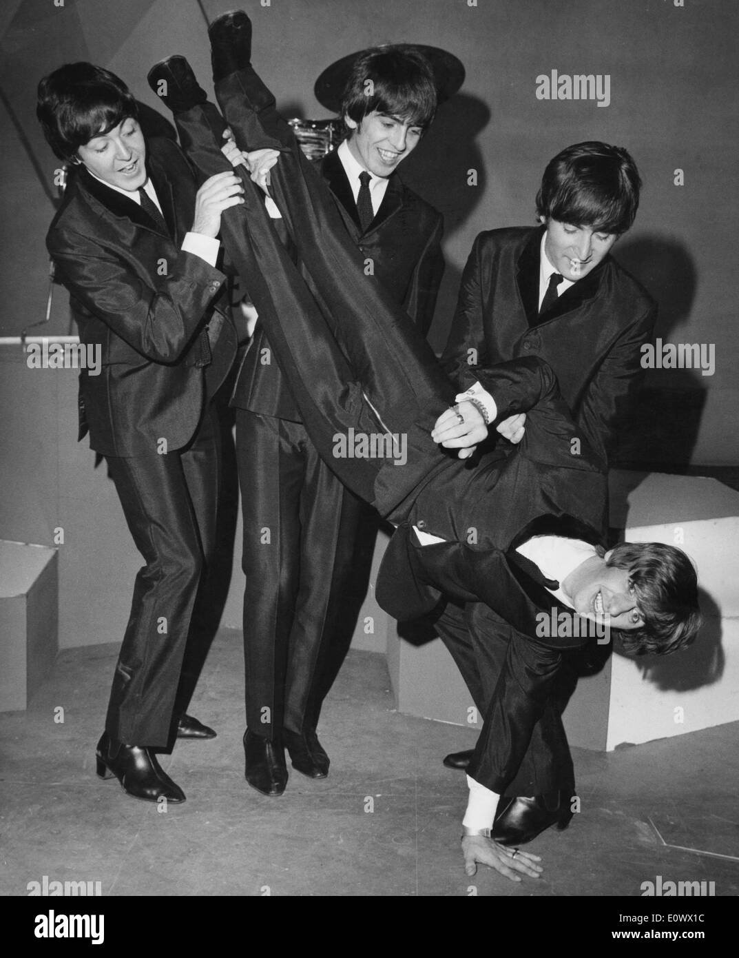 Les membres détenant des Beatles Ringo Starr à l'envers Banque D'Images