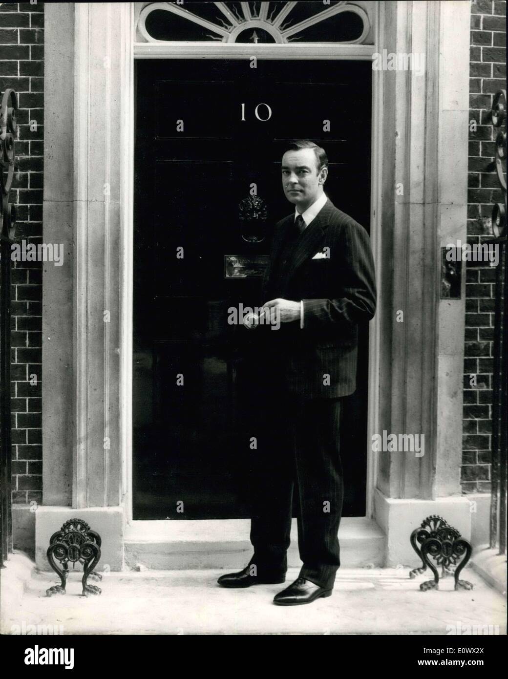 Juillet 26, 1964 - Opération CROSSBOW'' le tournage de ce récit de guerre à Downing Street ce matin : l'opération Crossbow, le plus important projet de film britannique à entreprendre au cours des dernières années a été mis en route ce matin, quand ils ont commencé le tournage à Downing Street. C'est un film sur la mission des alliés contre Hitler's V Banque D'Images