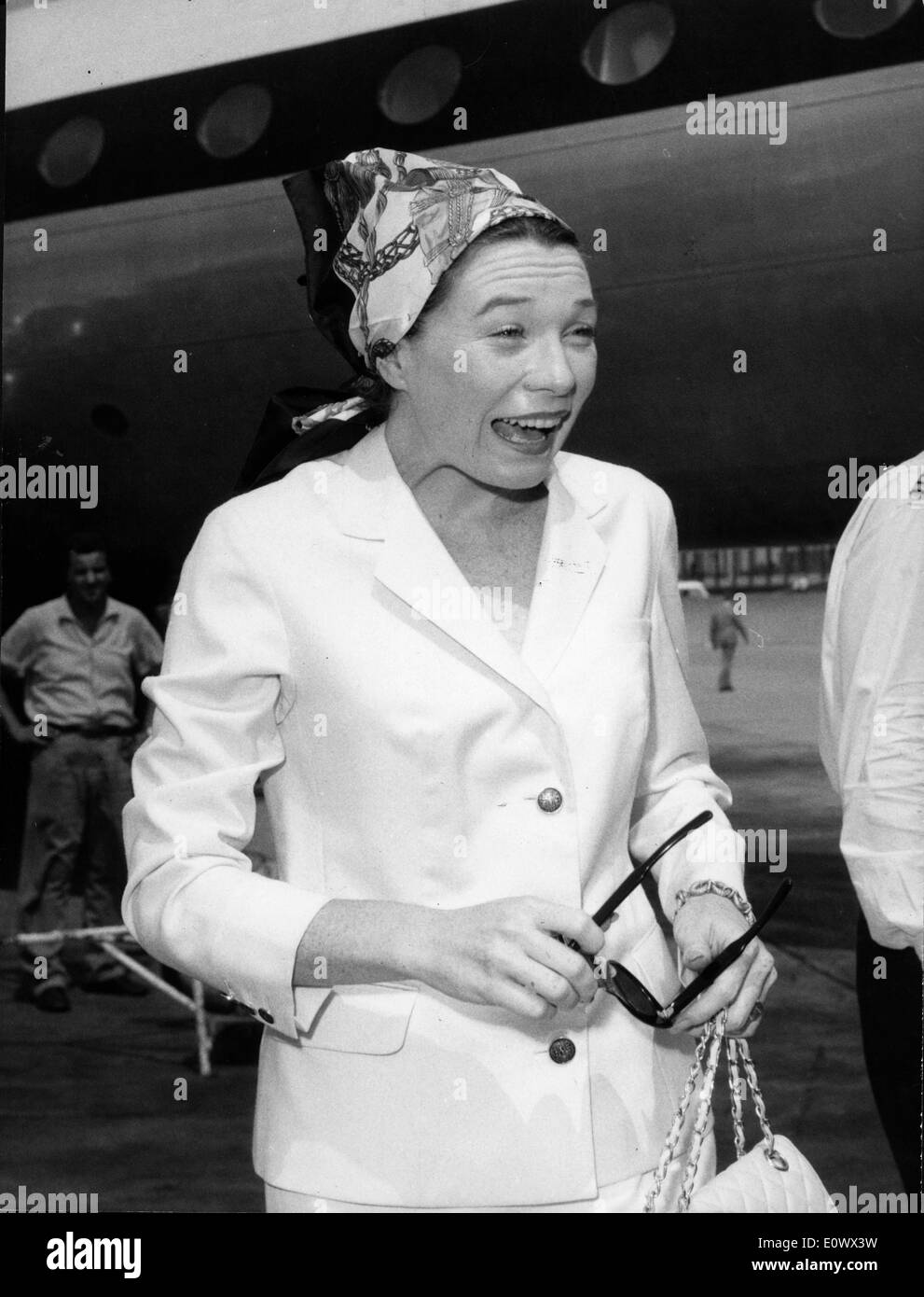 L'actrice Shirley MacLaine à l'aéroport de Londres Banque D'Images