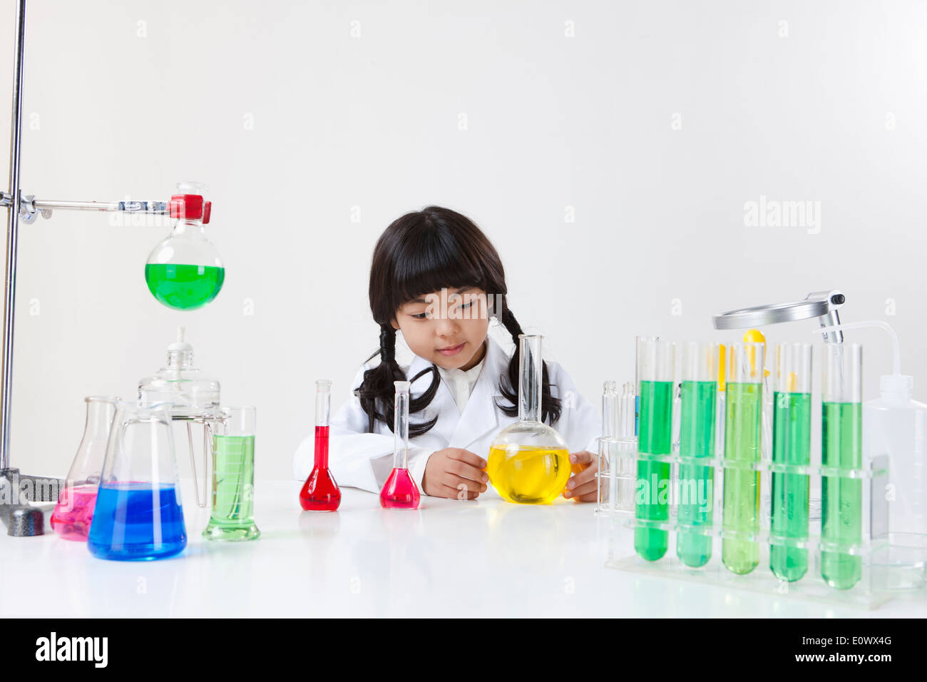 Leçon de chimie. Smart preteen enfant garçon, un chimiste scientifique  faisant l'expérience avec des fluides chimiques à la classe de chimie Photo  Stock - Alamy