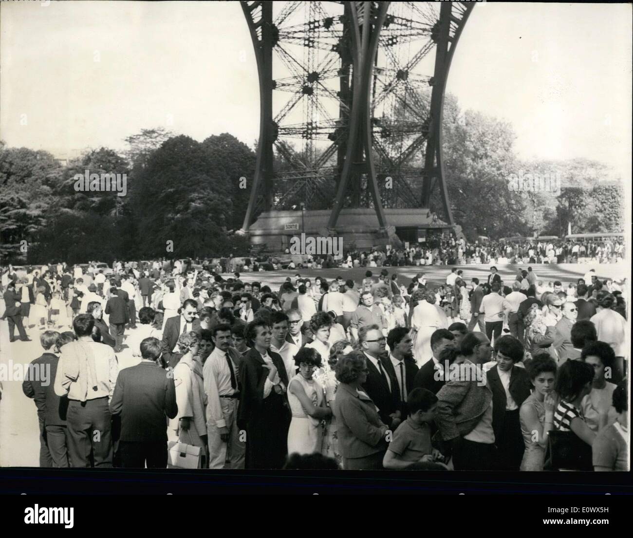 17 mai 1964 - Visiteurs à la Tour Eiffel Banque D'Images