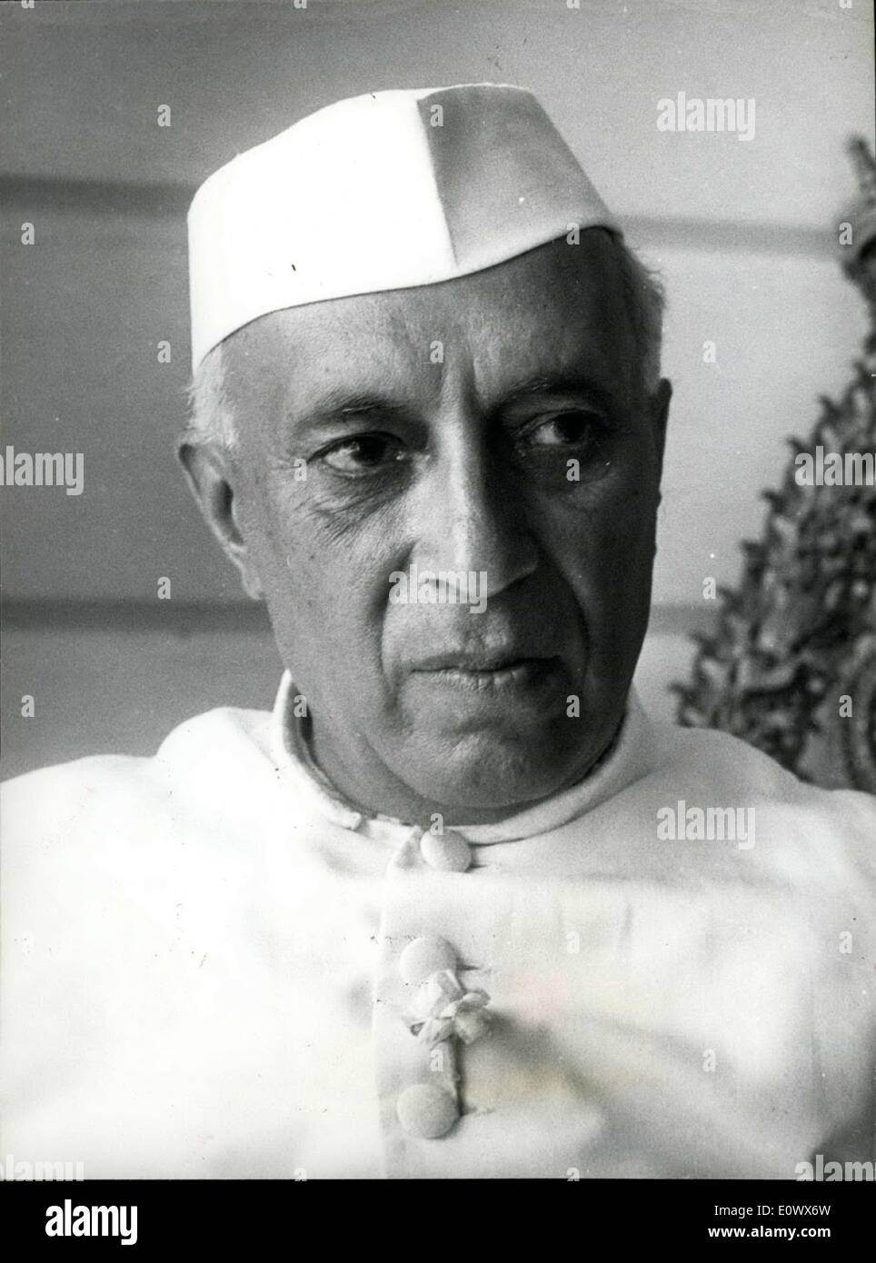 27 mai 1964 - le pandit Nehru meurt. Tous l'Inde est en deuil difficile aujourd'hui, à la suite de la nouvelle que le 74 ans, Premier Ministre M. Nehru est décédé à son domicile à New Delhi ce matin, quelques heures après une attaque de paralysie. M. Nehru avait seulement retourné hier soir d'une maison de vacances de trois jours après sa reprise partielle d'un AVC en janvier. Lorsque la nouvelle a été annoncée dans le Chambres du Parlement indien, DÉPUTÉ ?s et les ministres ont pleuré. OPS : un stock photo de M. Pandit Nehru. Banque D'Images
