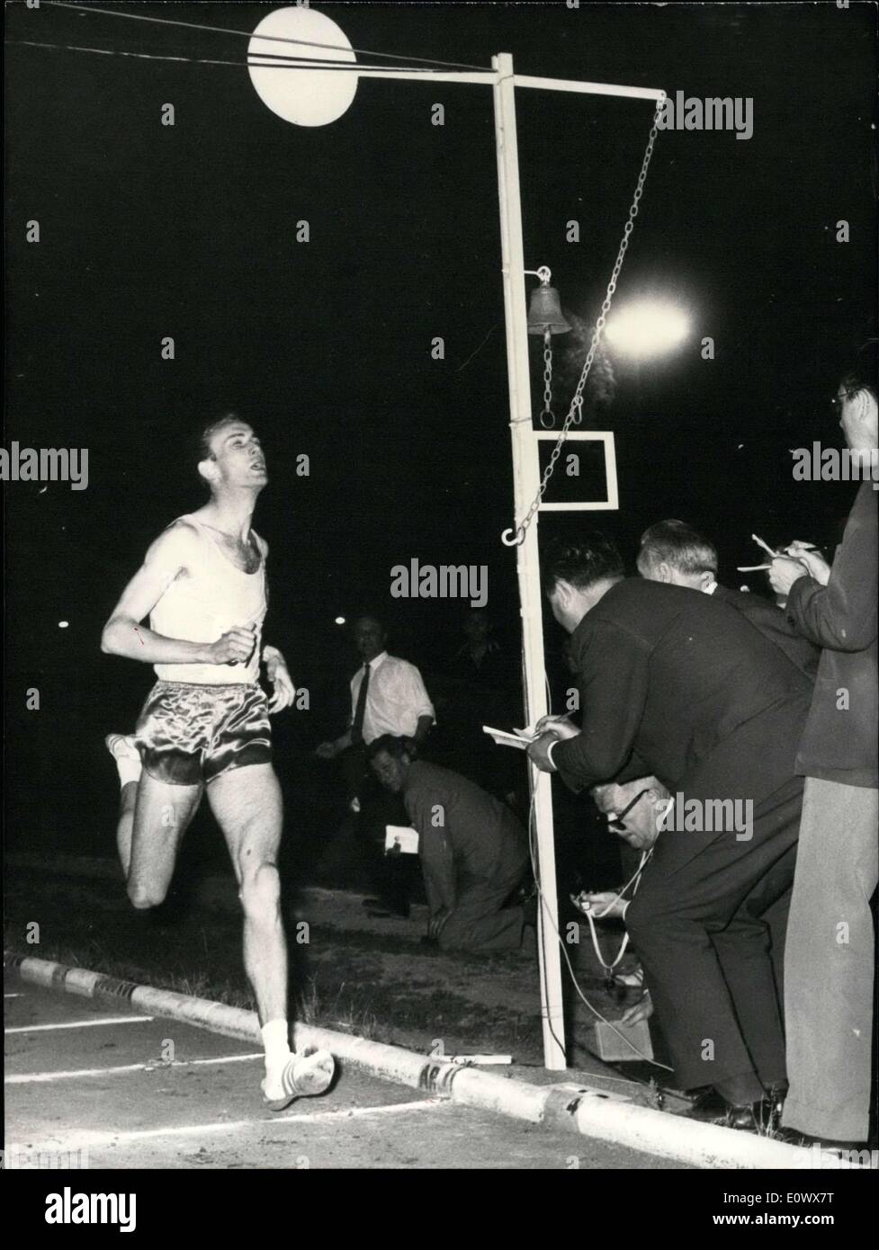 Juin 04, 1964 - Jean Wadoux bat 1 000 mètres Enregistrement : hier soir à la réunion d'athlétisme internationale Saint Maur, France Jean Wadoux, l'un des plus sérieux concurrent aux Jeux Olympiques cette année, a battu le record de 1 000 mètres qui a eu lieu par son enseignant et son coéquipier Michel Jazy par 5 dixièmes de seconde en 2'18''6. Jazy qui n'a pas pu faire la course a crié encouragements à son élève et était l'un des premiers à le féliciter après l'annonce de l'enregistrement. Photo montre Jean Wadoux passant la ligne d'arrivée. Banque D'Images