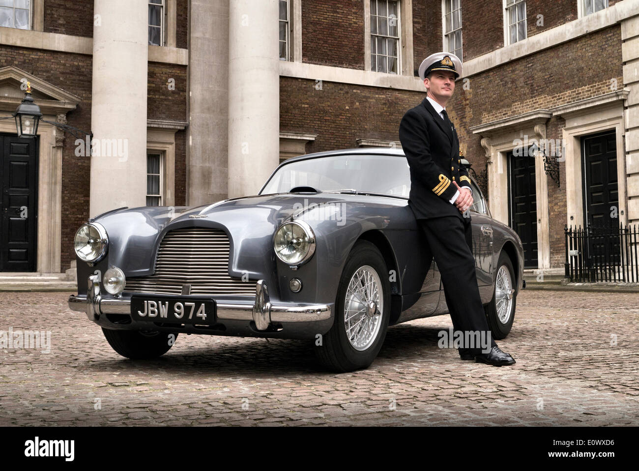 Whitehall, Londres, Royaume-Uni. 20 mai 2014. 1954 Aston Martin DB2/4 pensé pour être l'inspiration pour Ian Fleming's Commander James Bond 007. Photographié dans l'ancien bâtiment Admirality White Hall avec un commandant naval Crédit : Cabanel/Alamy Live News Banque D'Images