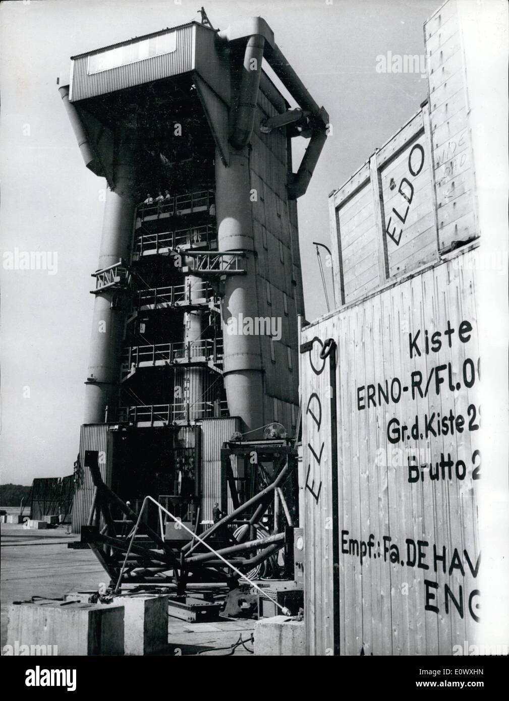 08 août, 1964 - une fusée spatiale qui ne sera jamais a décollé à partir de la plateforme de lancement : prêt pour l'action. mais ce ne sera jamais fusée spatiale de la sablée de lancement. au lieu de cela, il aura l'ébranle. La fusée, un Europa 1, est assemblé à l'intérieur d'une tour de contrôle spécial qui a été construit à l'usine Hawker. Sidderley Dynamics Usine en foin, Hert Banque D'Images