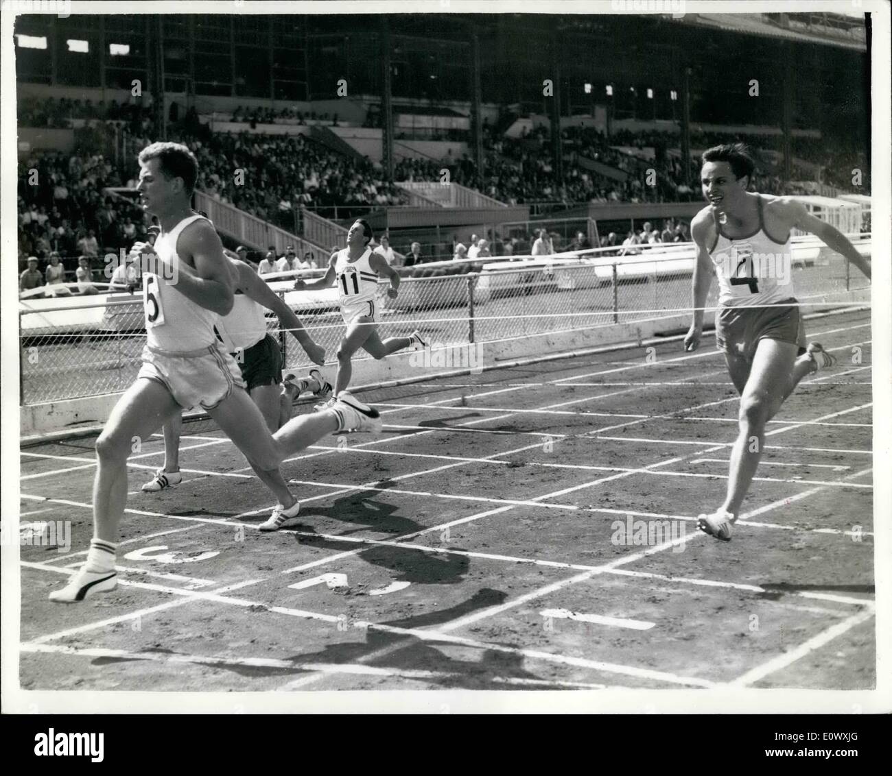 08 août, 1964 - Robbie Brightwell gagne 200 mètres event International athletics à White City. Photo montre Robbie Brightwell (n°5) remporte le 200 mètres hommes à White City cet après-midi à partir de A. Zielinski de Pologne - avec Peter Radford (10) à la troisième place. Banque D'Images