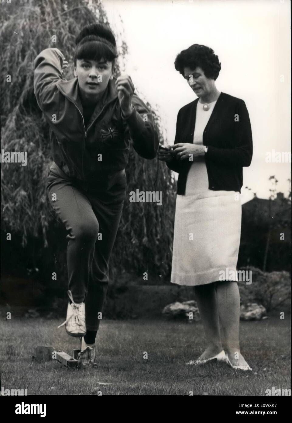 08 août, 1964 - Entraîneurs Maman athlète olympique - Janet Simpson Sprinter de 19 ans. : parmi les athlètes sélectionnés hier par le Conseil d'athlétisme amateur britannique pour les Jeux Olympiques de 1964 à Tokyo était de 19 ans, étudiant l'art de Nottingham - Janet Simpson. Elle a été sélectionnée pour le sprint de 200 mètres et les épreuves de relais . Janet est la mère de Mme Vi Simpson qui a terminé cinquième au 100 mètres aux Jeux Olympiques de 1932 dans l'événement à Los Angeles, et qui a remporté une médaille de bronze avec l'équipe de relais sprint . Elle avait 17 ans puis WEBB VI Banque D'Images